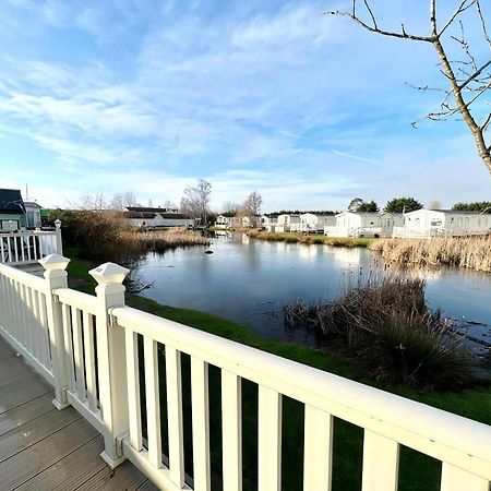 Stunning Caravan With Full Lake View At Southview Holiday Park Ref 33004Ml Skegness Exterior foto