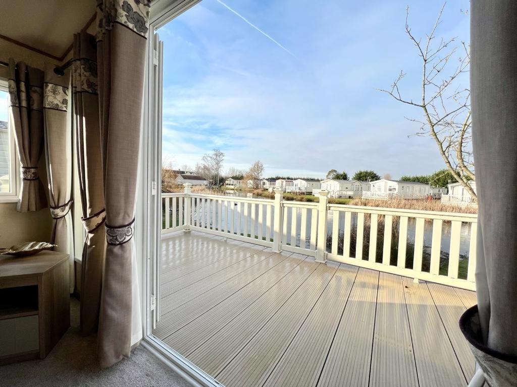 Stunning Caravan With Full Lake View At Southview Holiday Park Ref 33004Ml Skegness Exterior foto